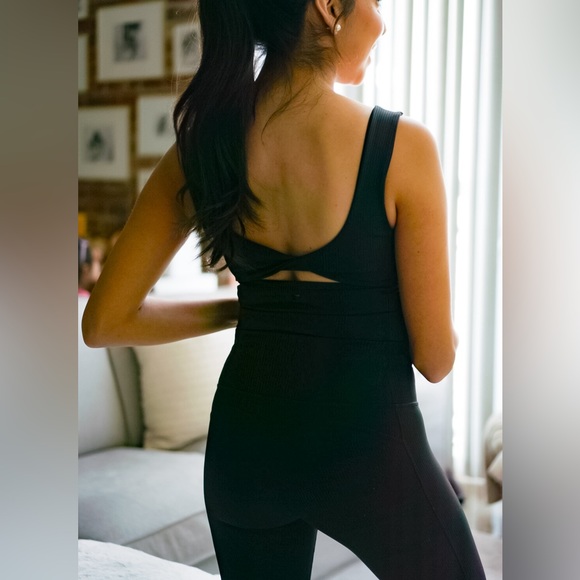 Ribbed Oasis black Fabletics workout set - Picture 3 of 3